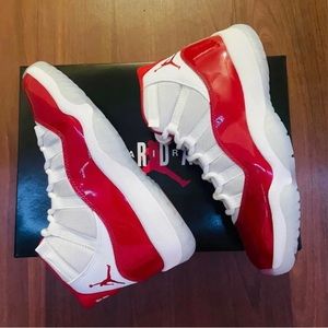 *New* Air jordan 11 retro cherry red 2022 edition size 9.5 still inbox!! 🔥🐐